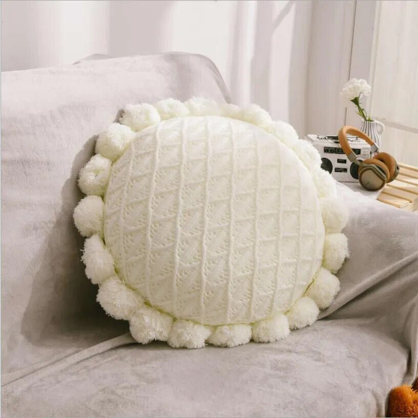 Runder Kuschelkissen mit Pompom und Quaste aus Acrylstrick