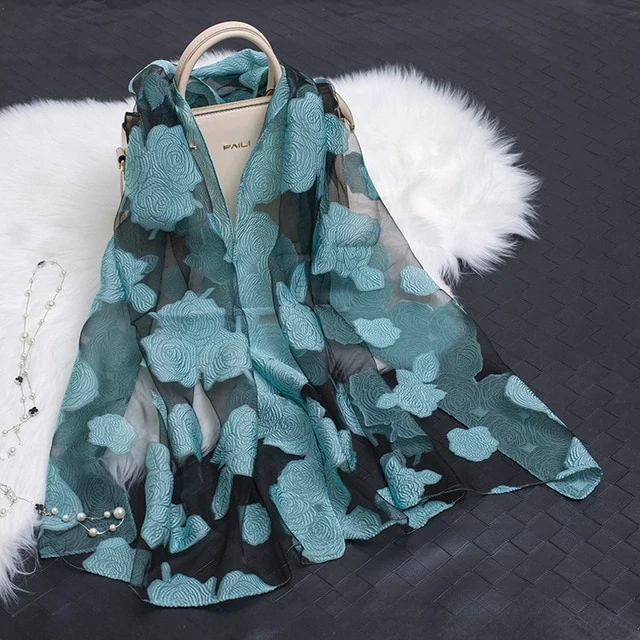 Blütenzauber | Eleganter Seidenschal mit floralen Motiven
