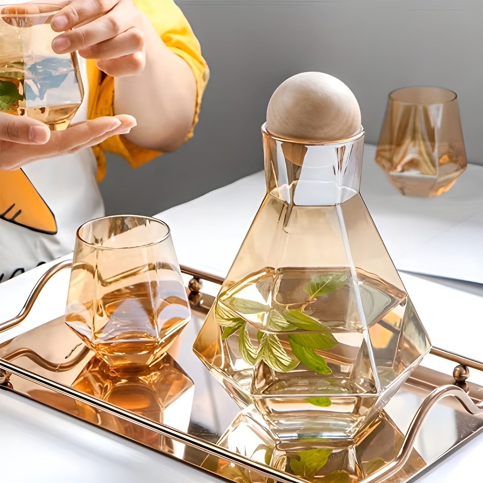 Glas-Karaffe mit 4 Gläsern – modernes 5-teiliges Set mit Deckeln für Wasser, Saft und Wein