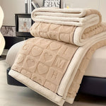 Warmes Fleece Winterdecke mit doppelseitigem Herz- und Buchstabendesign