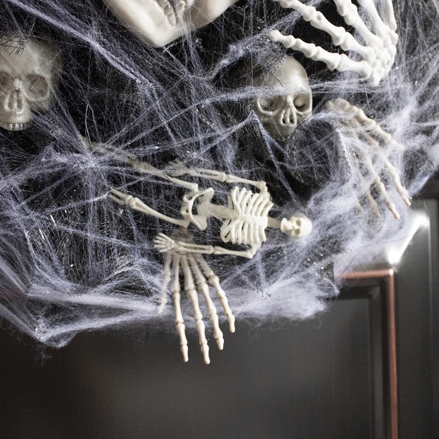 Schauriger Kranz – Netz-Skelett Girlande für Halloween