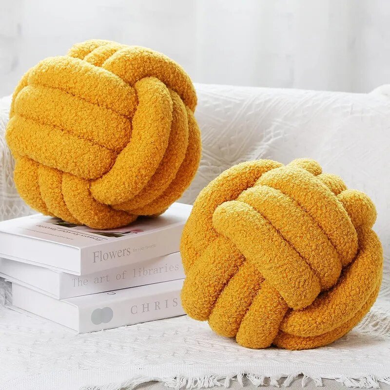 Runder, dekorativer Teddyball aus 100% Wolle – weiches Kissen