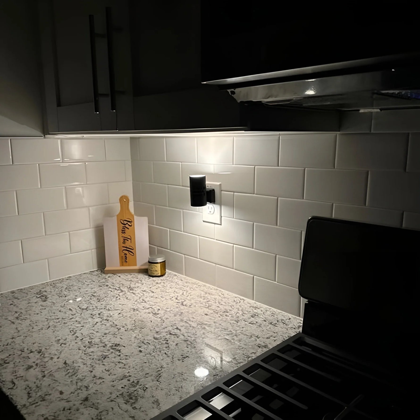 Verstellbare LED Nachtleuchte mit Drehschalter – Warmweißes Licht