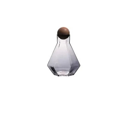 Eleganter Glas-Wasserkrug mit diamantförmigem Design