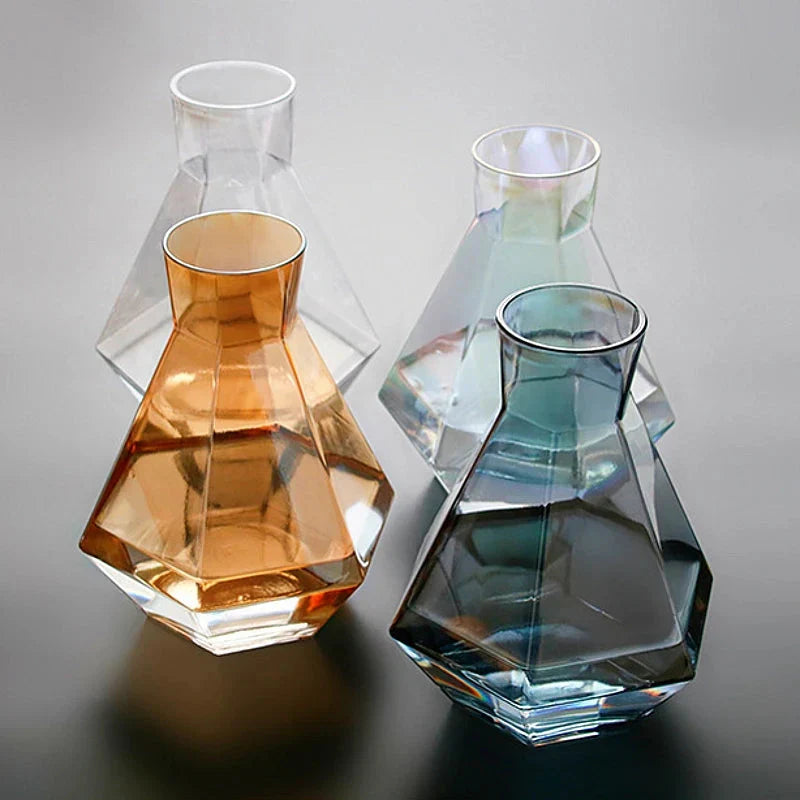 Eleganter Glas-Wasserkrug mit diamantförmigem Design