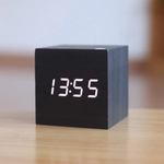Elegante Digitale Holz Uhr für modernes Wohnen