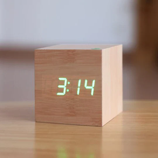 Elegante Digitale Holz-Uhr mit LED-Anzeige