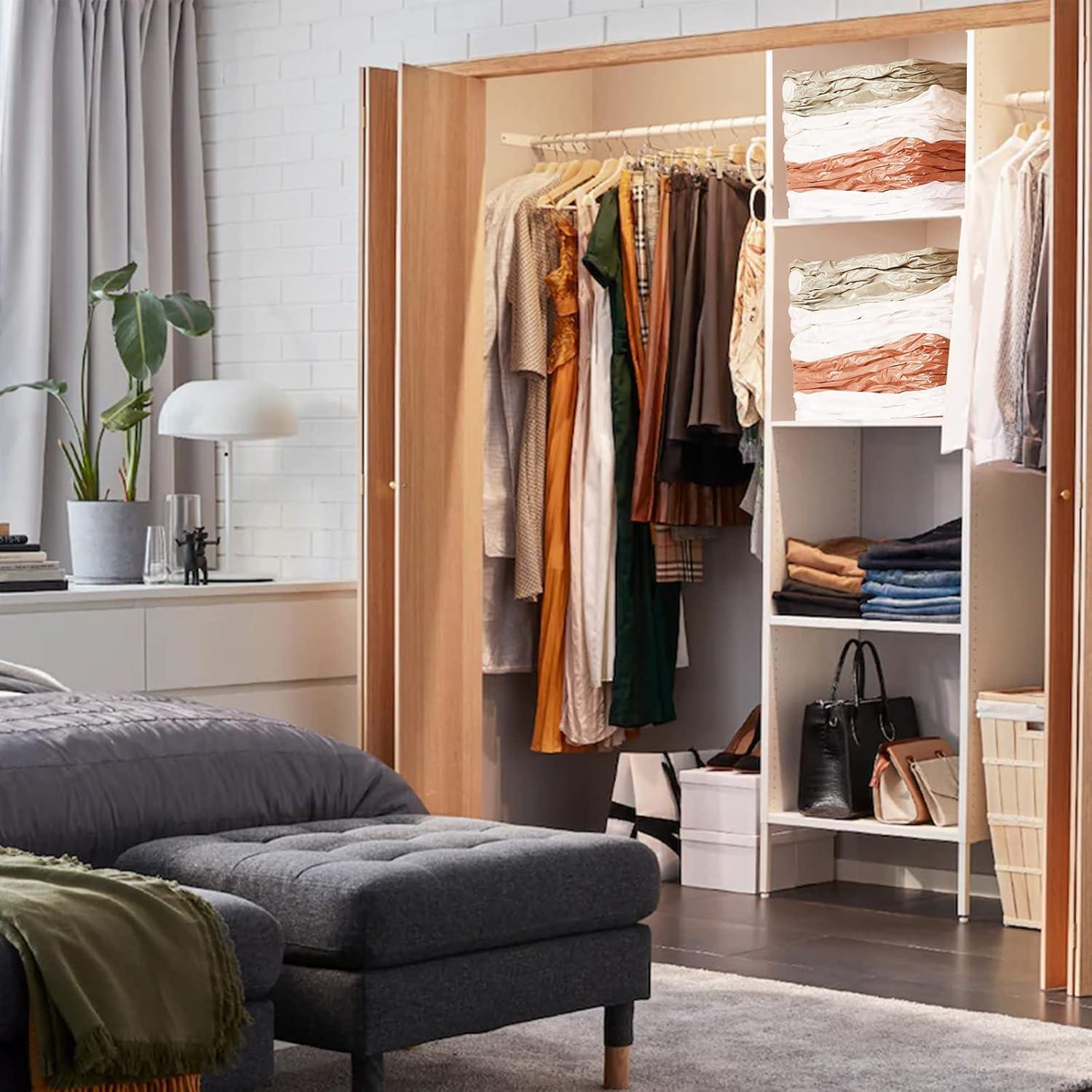 Space-saver - The self-compressing storage bag