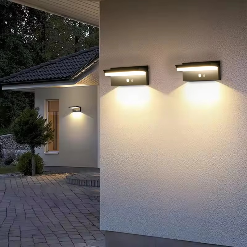 Solarbetriebene LED-Wandleuchte mit Sensor – Wetterfeste Außenbeleuchtung für Garten und Terrasse