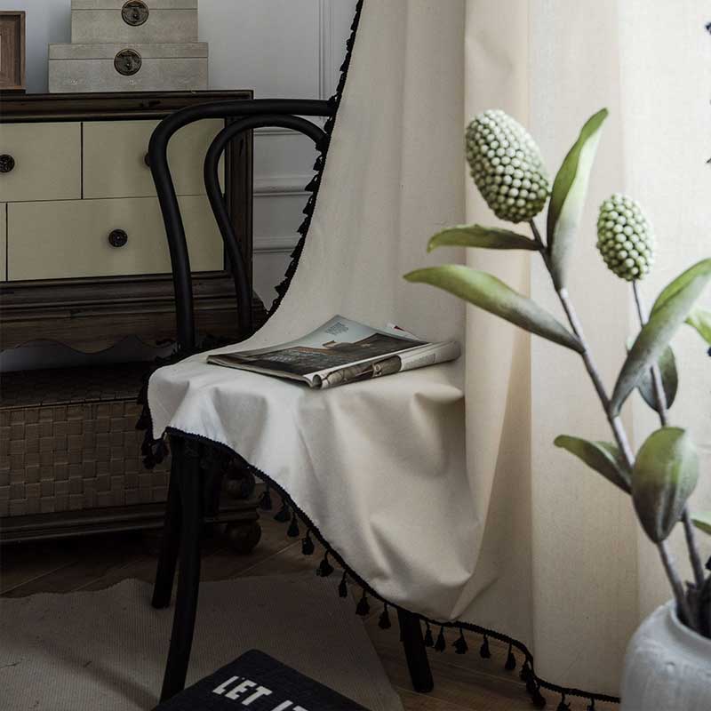 Eleganter Baumwoll-Leinen Vorhang in Beige mit schwarzen Quasten
