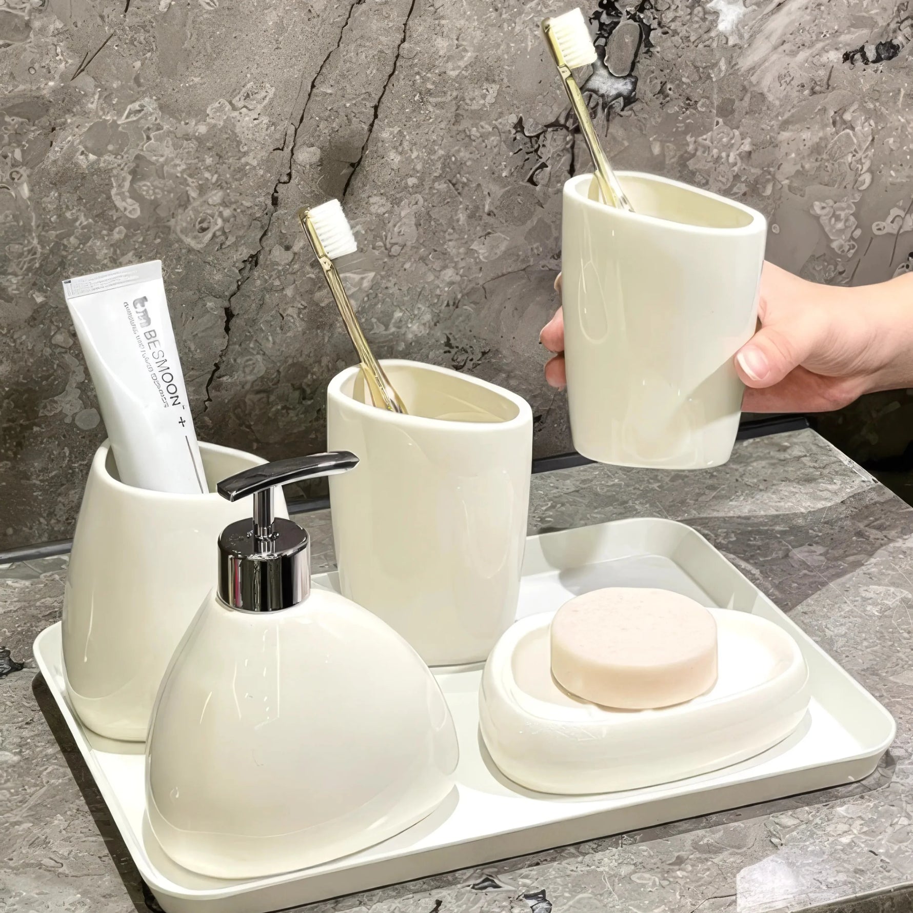 Elegantes Badezimmer-Set mit Seifenspender und Bechern