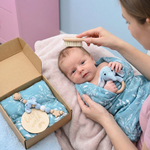 Geschenkset für Neugeborene – Rassel aus Häkel-Tier, Holzspielzeug, Musselin-Decke & Schnullerkette