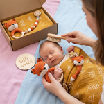 Geschenkset für Neugeborene – Rassel aus Häkel-Tier, Holzspielzeug, Musselin-Decke & Schnullerkette