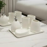 Elegantes Badezimmer-Set mit Seifenspender und Bechern