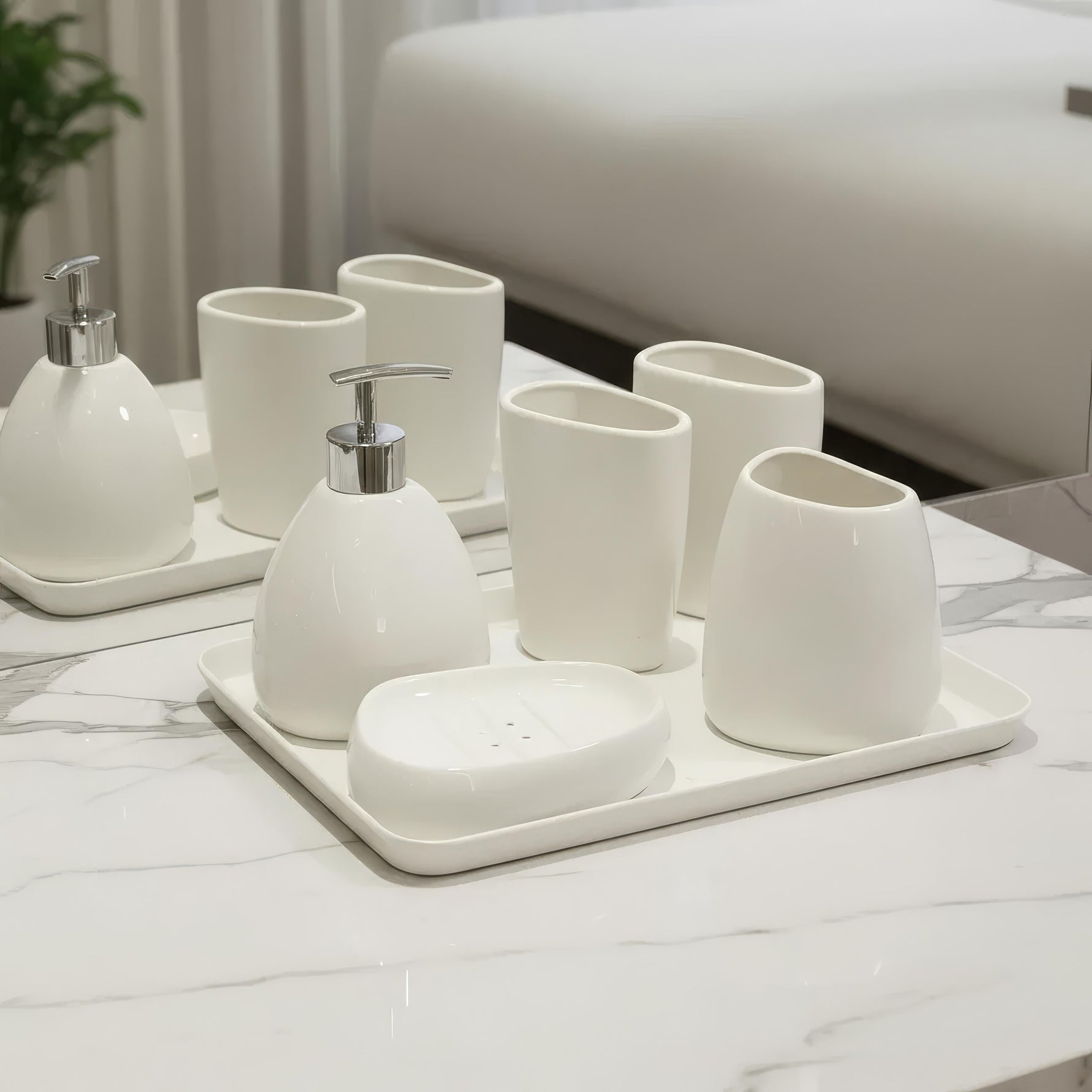 Elegantes Badezimmer-Set mit Seifenspender und Bechern