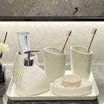Elegantes Badezimmer-Set mit Seifenspender und Bechern