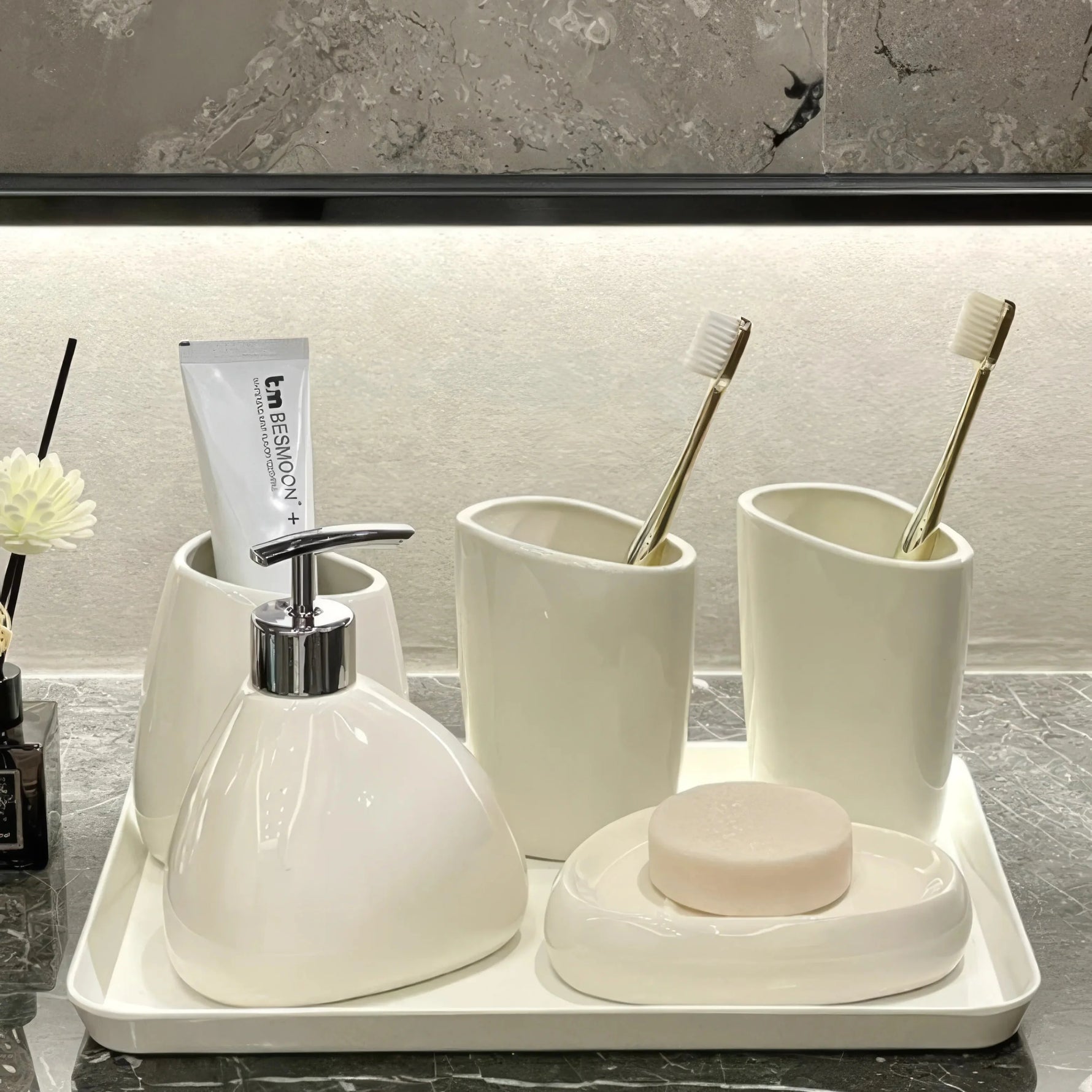 Elegantes Badezimmer-Set mit Seifenspender und Bechern
