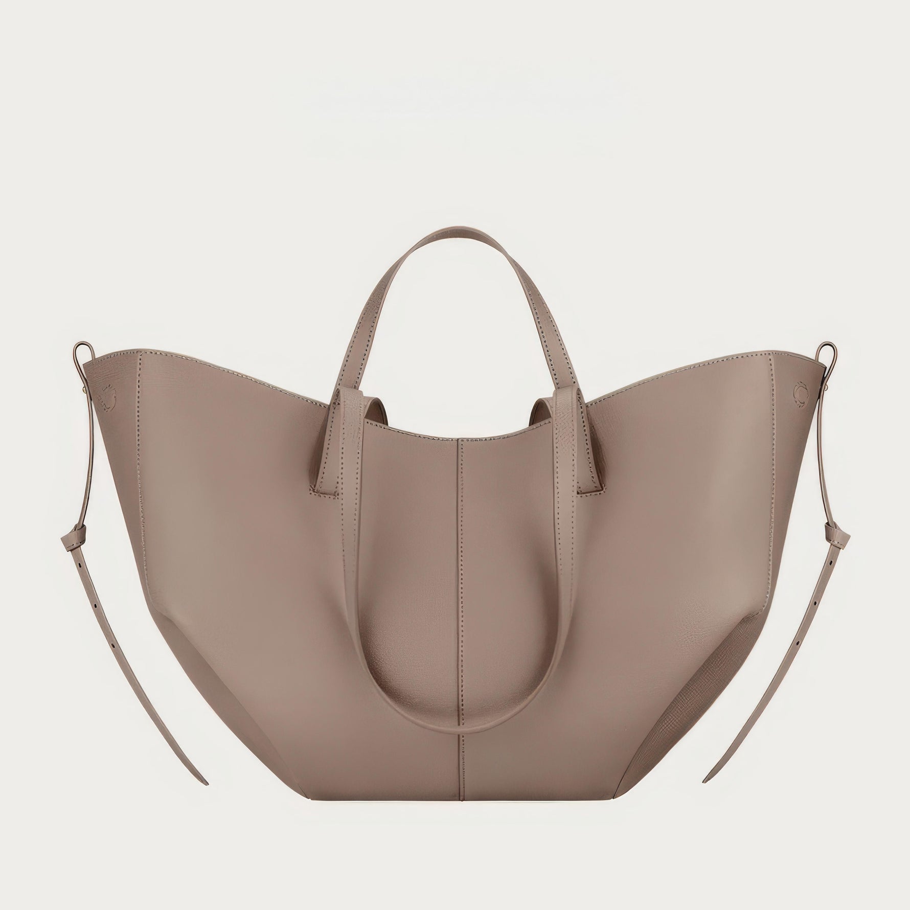 Elegant shoulder bag with generous storage space