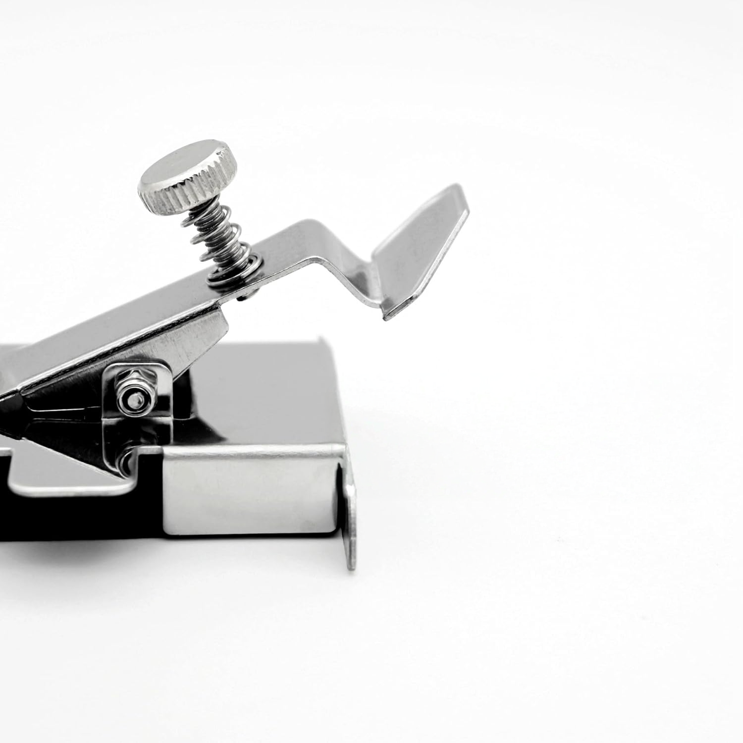 Magnetic seam guide for precise and clean seams