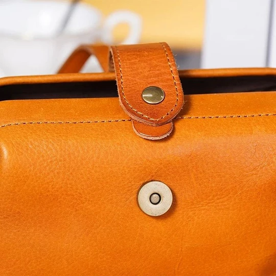 Retro-Inspirierte Ledertasche – Handgefertigt für Stilbewusste