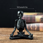 Vintage Halloween Figurine – Dekoratives Kunstwerk in Schwarz oder Weiß