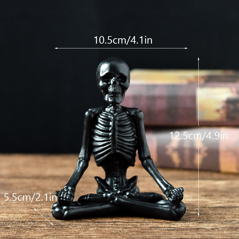 Vintage Halloween Figurine – Dekoratives Kunstwerk in Schwarz oder Weiß