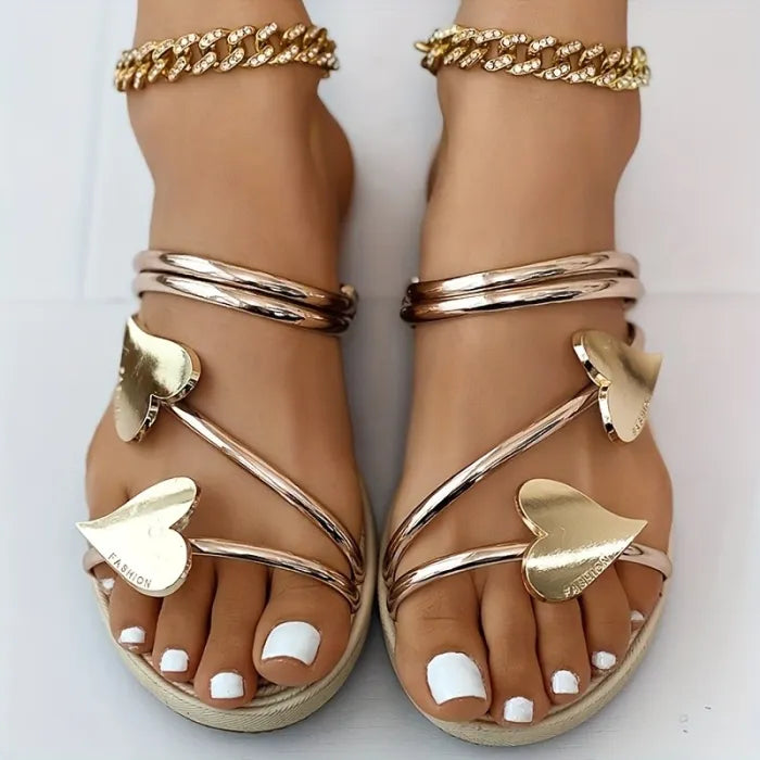 Elegante Sandalen mit Herz-Applikationen und Metallriemen