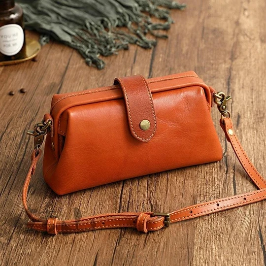 Retro-Inspirierte Ledertasche – Handgefertigt für Stilbewusste
