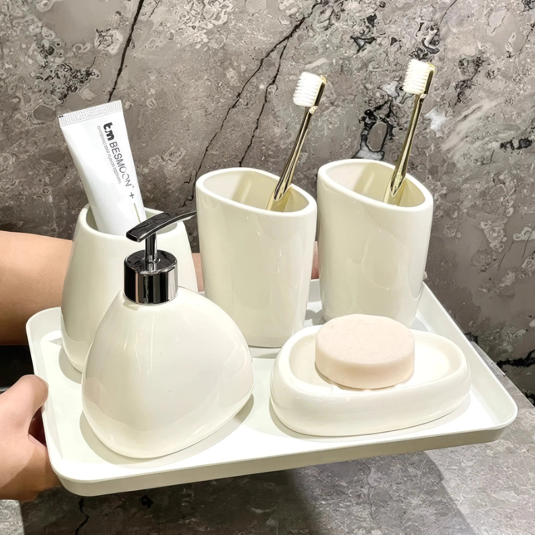 Elegantes Badezimmer-Set mit Seifenspender und Bechern