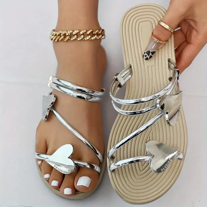 Elegante Sandalen mit Herz-Applikationen und Metallriemen