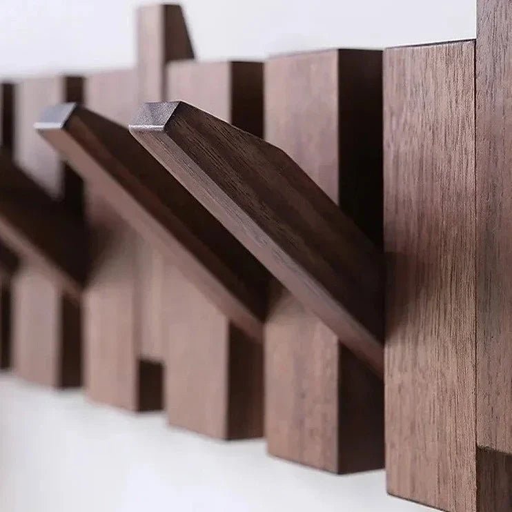 Stilvolles Holzregal mit Klapphaken für Ihren Eingangsbereich