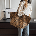 Elegante Damenhandtasche mit auffälligem Tierprint