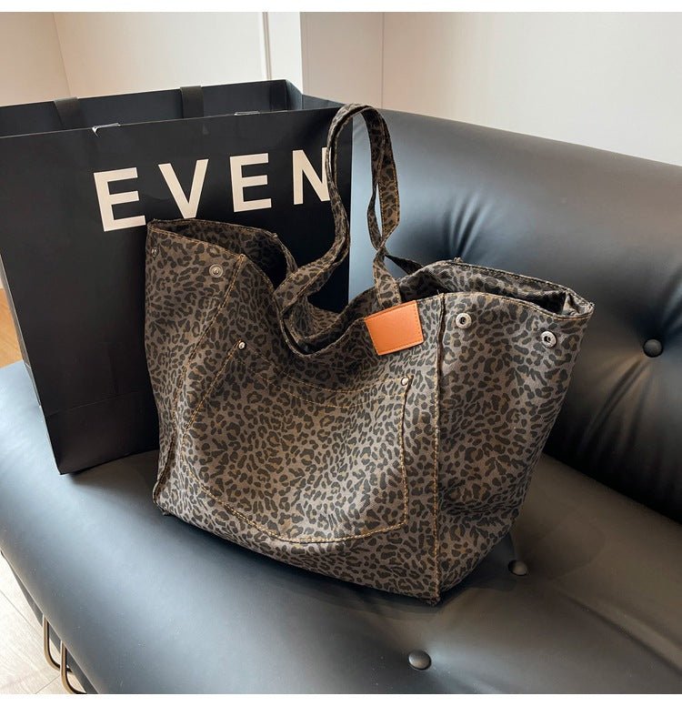 Elegante Damenhandtasche mit auffälligem Tierprint