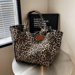 Elegante Damenhandtasche mit auffälligem Tierprint