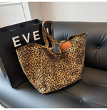 Elegante Damenhandtasche mit auffälligem Tierprint