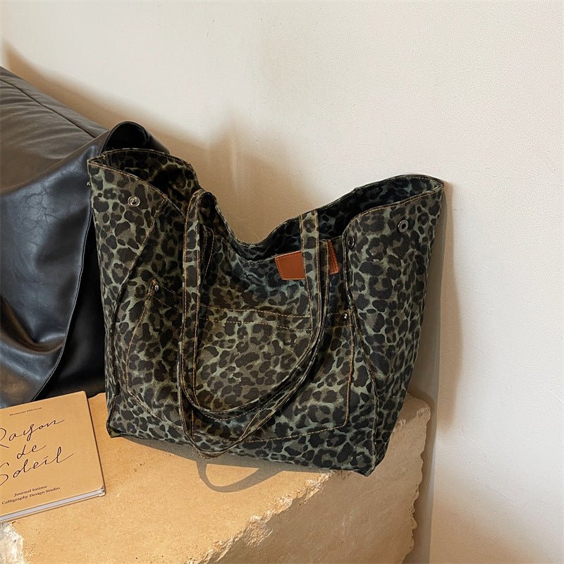 Elegante Damenhandtasche mit auffälligem Tierprint