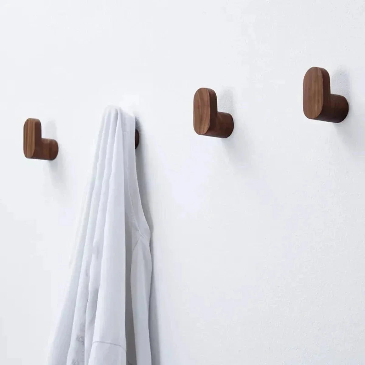 Eleganter Holz-Kleiderständer für Ihren Eingangsbereich