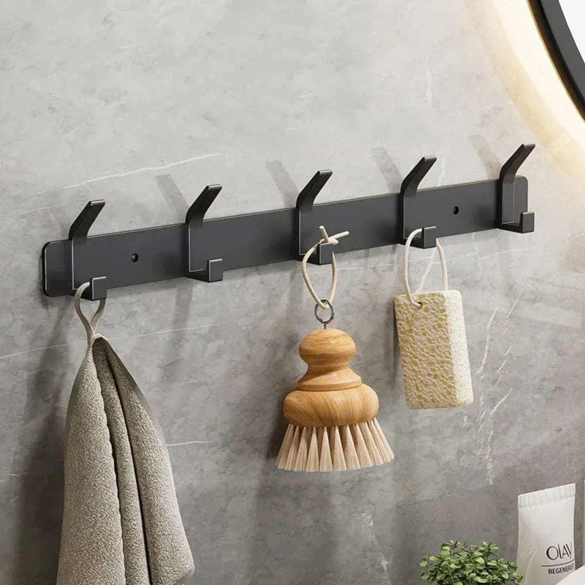 Smartes Wandgarderobensystem aus Aluminium für kleinen Raum