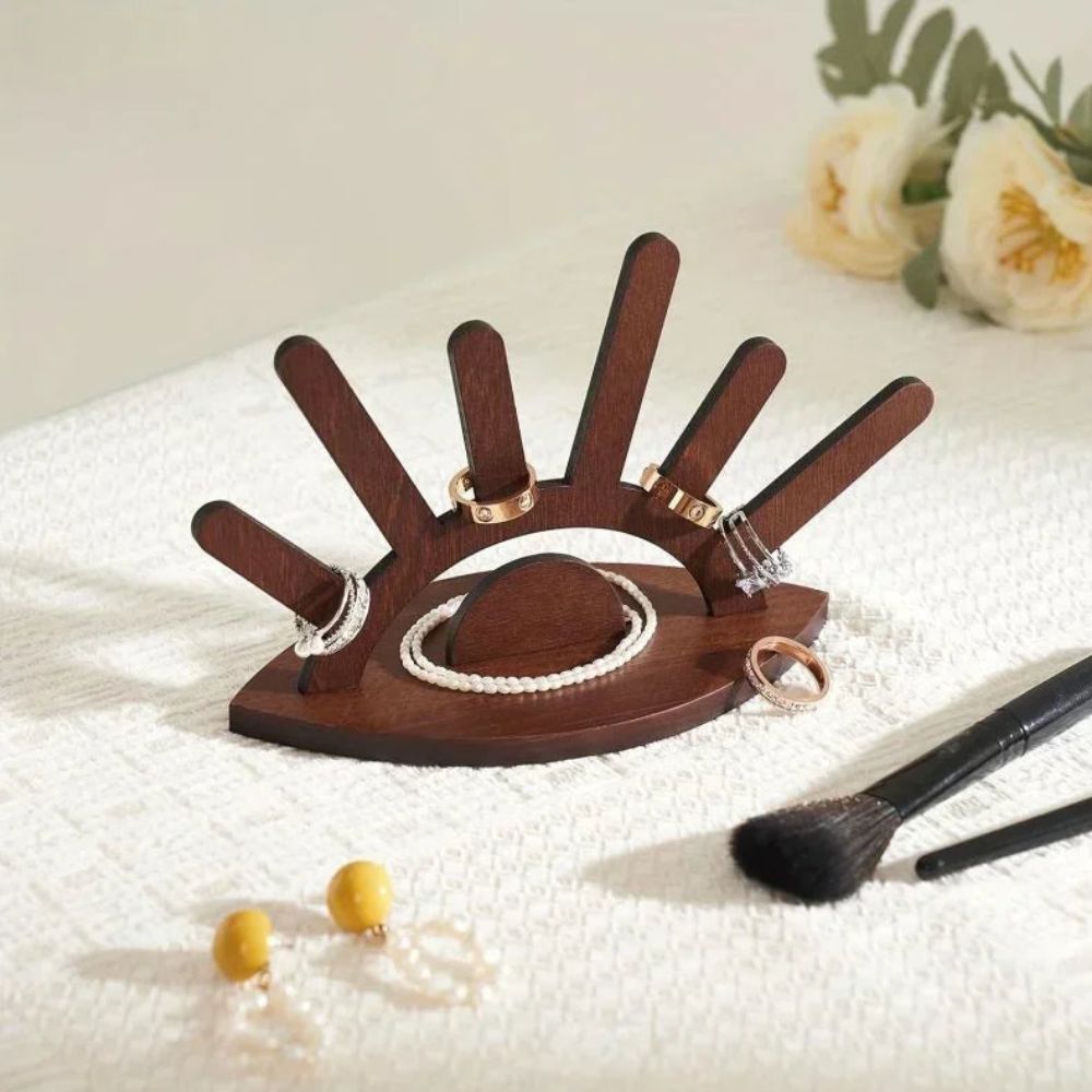 Elegantes Holzregal für Ihre Ringkollektion