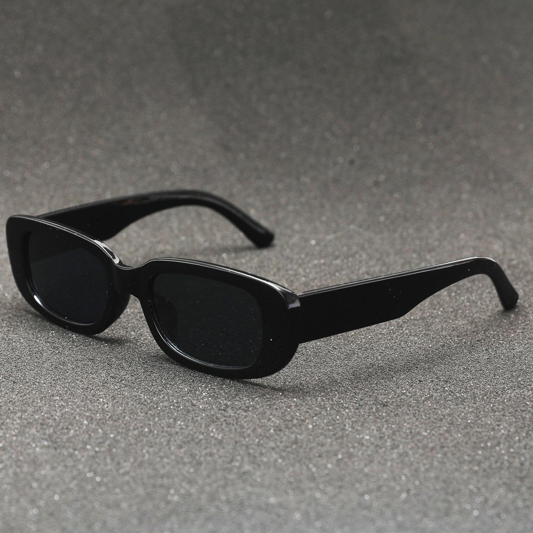 Stilvolle Oval Sonnenbrille aus Kunststoffen für jedes Outfit