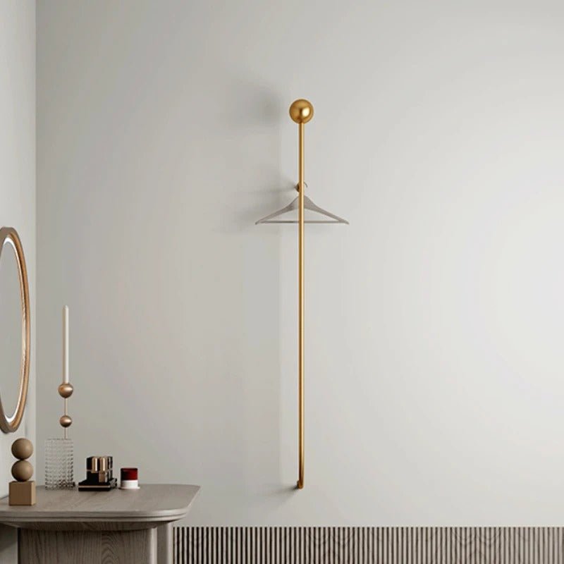 Eleganter Wandkleiderständer in Gold für Ihr Zuhause