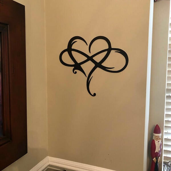 Wanddekoration InfinityHerz – Eisen Skulptur mit Symbol der ewigen Liebe