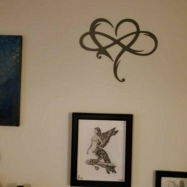 Wanddekoration InfinityHerz – Eisen Skulptur mit Symbol der ewigen Liebe