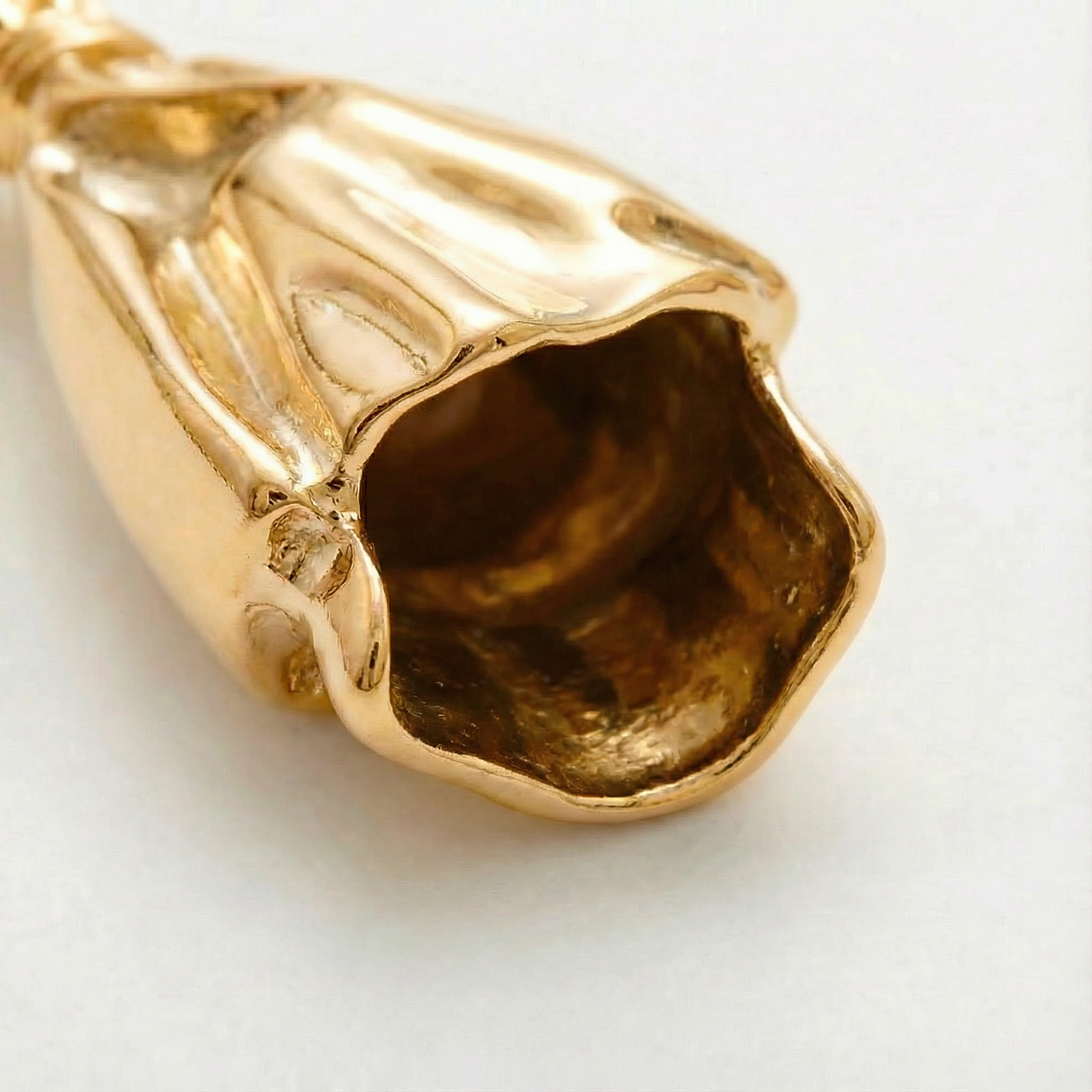 Elegante Brosche mit Mini-Vase für frische Blumen