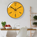 Stilvolle Wanduhr mit stillem Quarzmechanismus und modernem Design