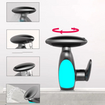 HydraLux: Moderner Wasserhahn mit LED für Küche & Bad