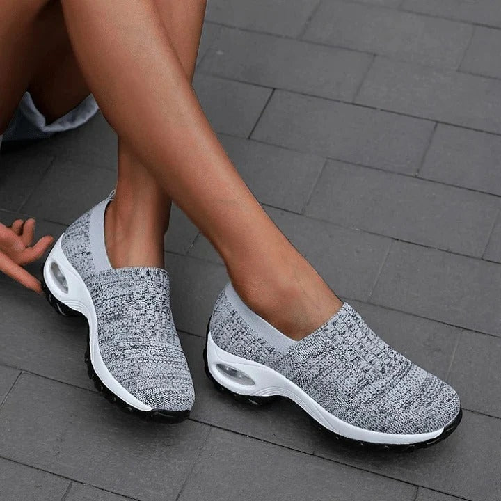 Bequeme Slipper für Frauen mit Unterstützung gegen Fersenschmerzen