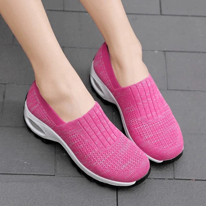 Bequeme Slipper für Frauen mit Unterstützung gegen Fersenschmerzen