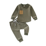 Bequeme Herbstgarderobe für Kleinkinder: Pullover und gestreifte Hose im Set