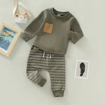 Gemütliches Set für Kleinkinder: Pullover und Streifenhose